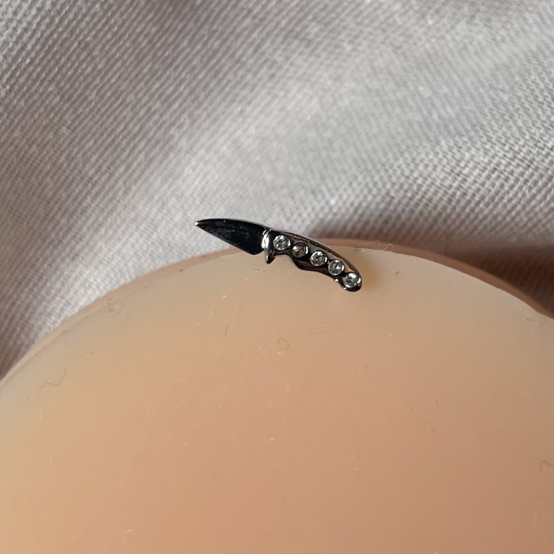 پیرسینگ چاقو