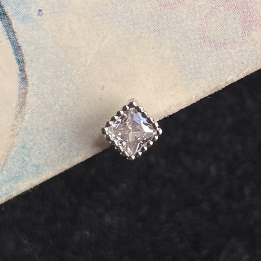 پیرسینگ گوش نگین لوزی