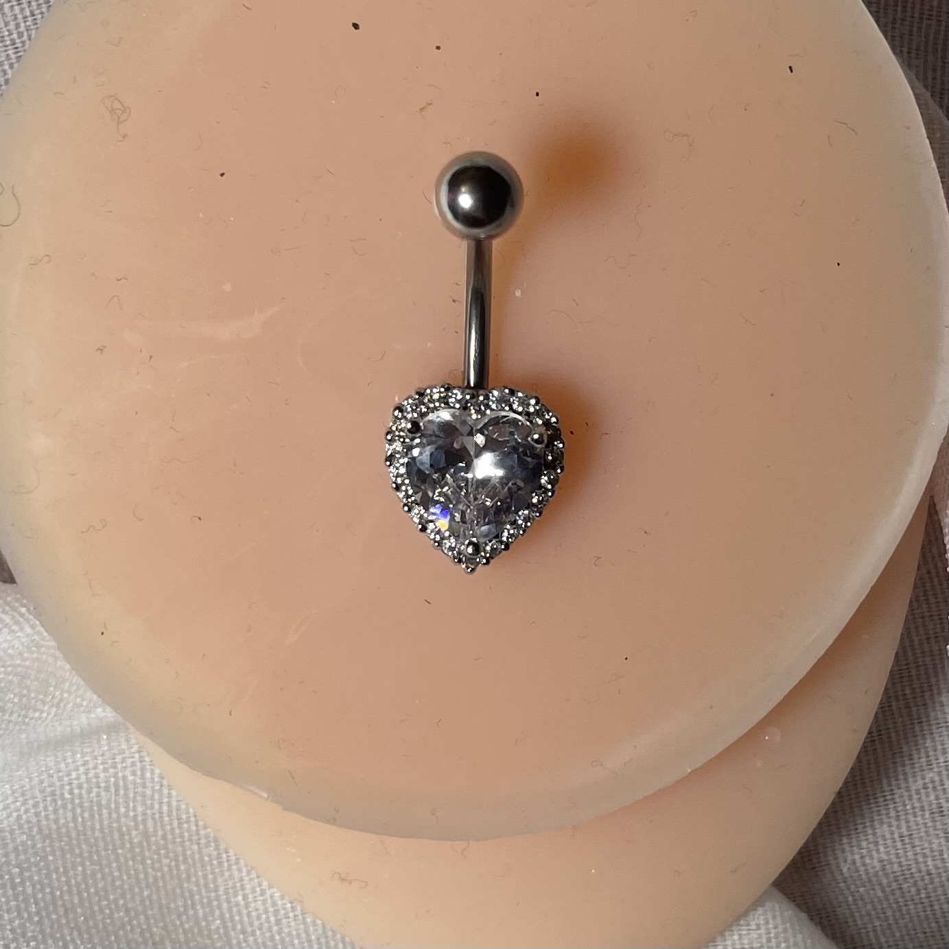 پیرسینگ ناف قلب کار شده