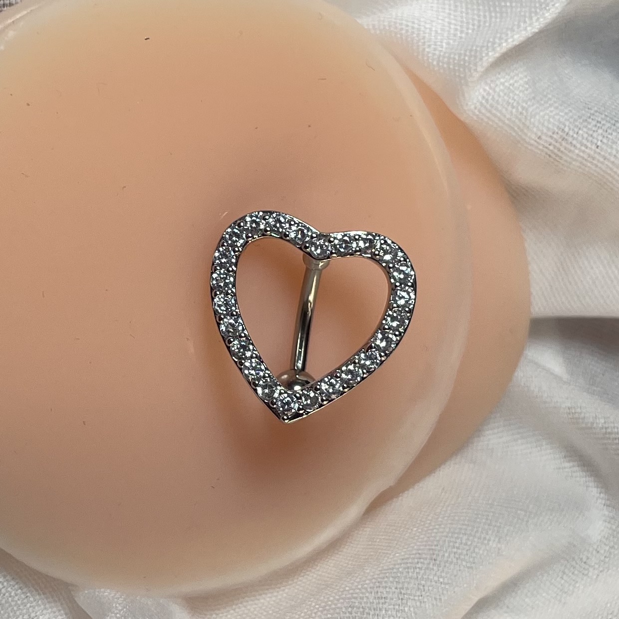 پیرسینگ ناف قلب برجسته