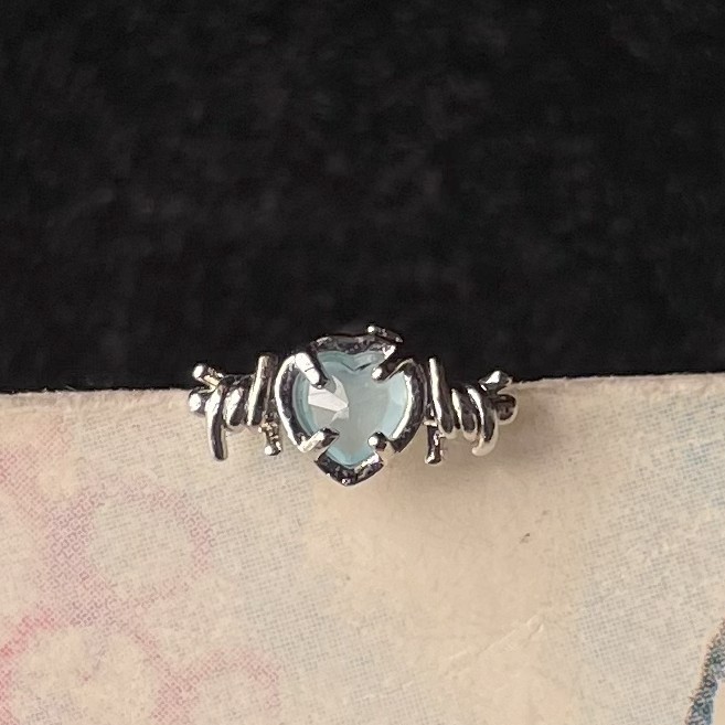 پیرسینگ گوش قلب آبی