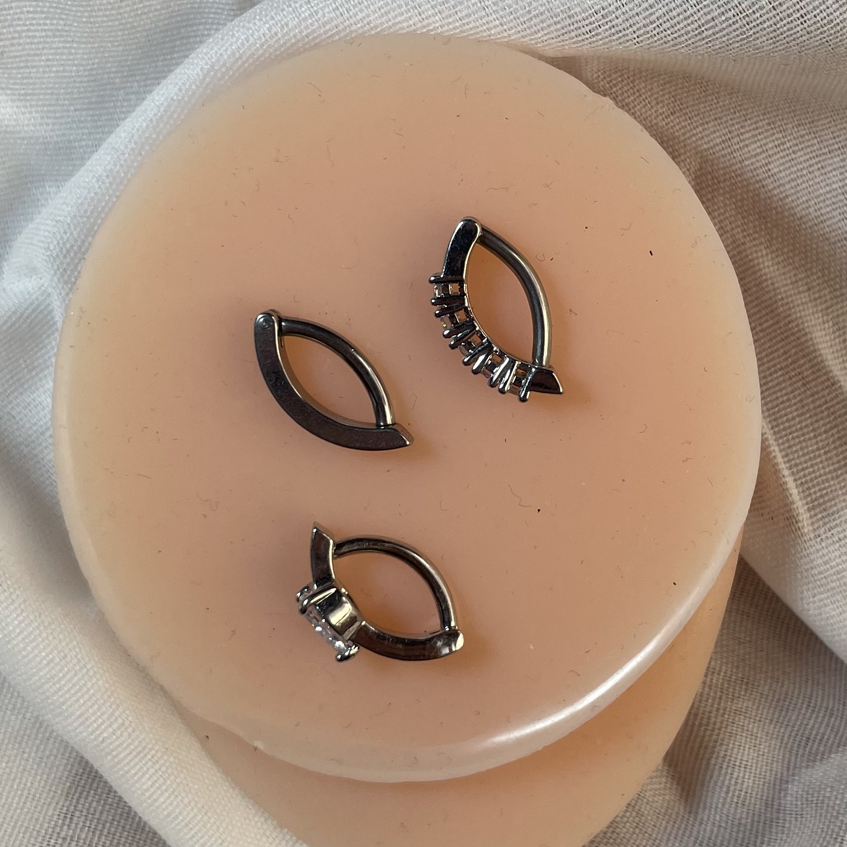 پیرسینگ ناف حلقه ای