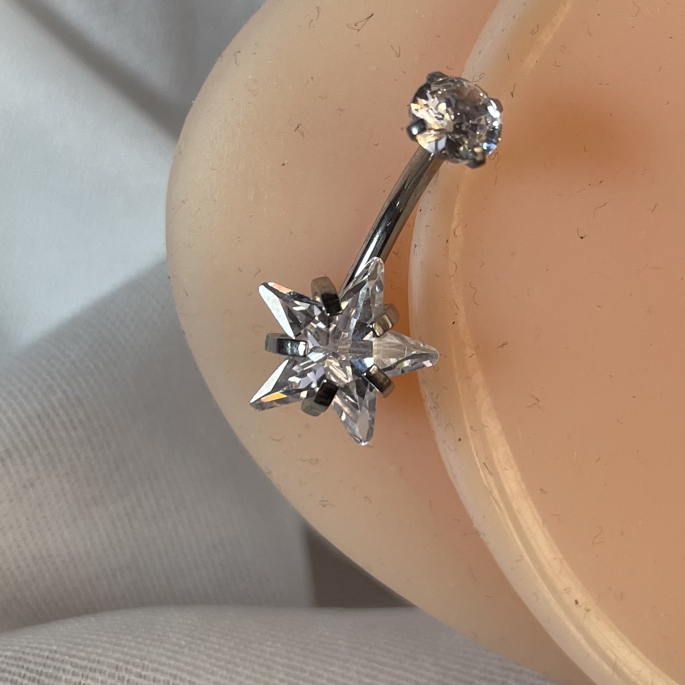 پیرسینگ ناف ستاره ای