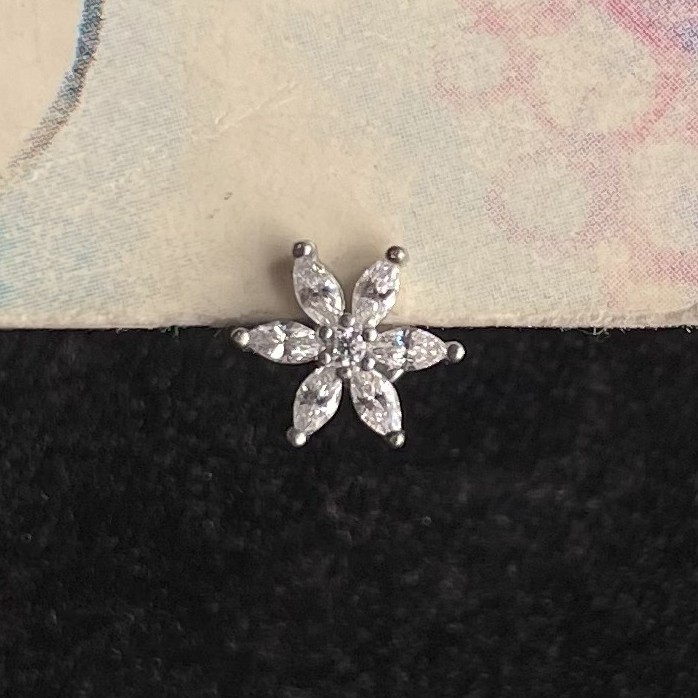 پیرسینگ گوش گل